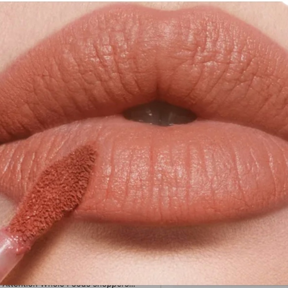 New! Charlotte Tilbury AIRbrush Flawless Lip Blur